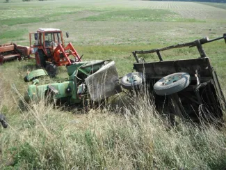 Hármas-Körös gátnál traktor felborult
