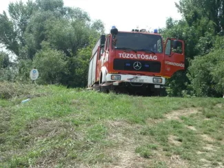 Hármas-Körös gátnál traktor felborult