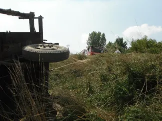 Hármas-Körös gátnál traktor felborult