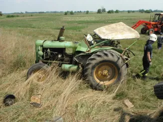 Hármas-Körös gátnál traktor felborult