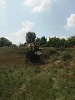 Hármas-Körös gátnál traktor felborult
