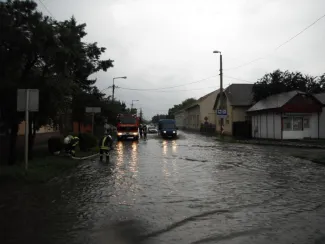 Ismét nagy belvíz a Fő úton.