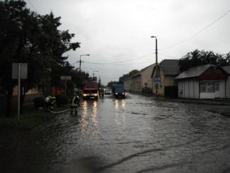 Ismét nagy belvíz a Fő úton.