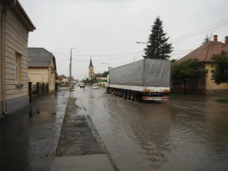 Ismét nagy belvíz a Fő úton.