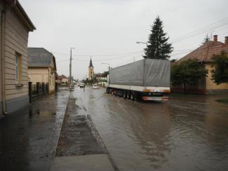 Ismét nagy belvíz a Fő úton.
