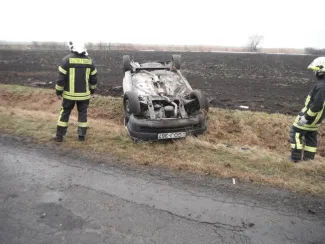 Feje tetején landolt a személyautó.