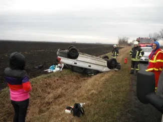 Feje tetején landolt a személyautó.