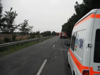 Személyautó árokba csapódott.