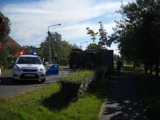 Műtrágyát szállító pótkocsi felborult