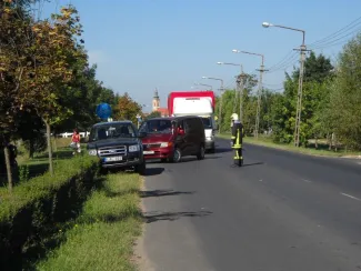 Műtrágyát szállító pótkocsi felborult