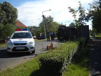 Műtrágyát szállító pótkocsi felborult