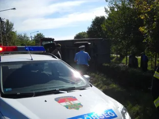 Műtrágyát szállító pótkocsi felborult