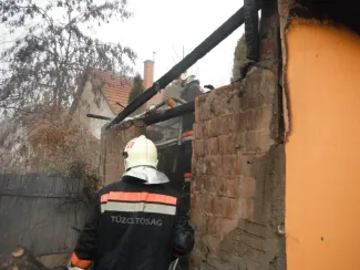 Melléképület égett a Táncsics utcában