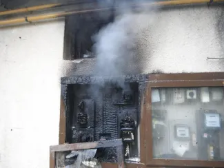 Villanyóra szekrény égett.