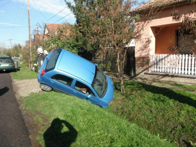 Személyautó árokba hajtott. 