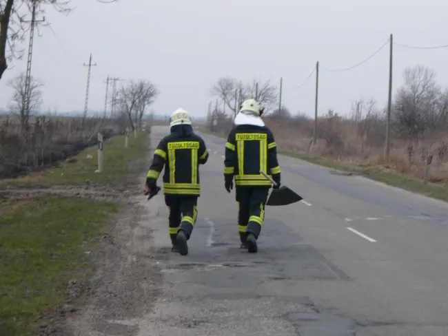 A szarvasi úton 7-8 km között avar égett.