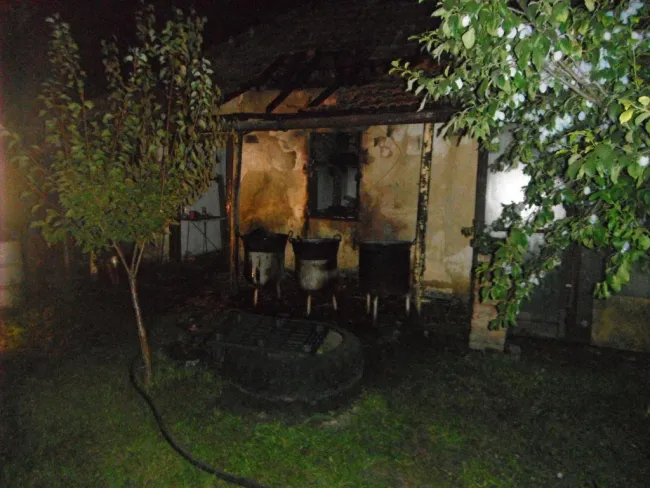 Melléképület tetőszerkezete égett 